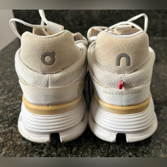 Woman’s On Running On Cloud Cloudnova 2 Sneakers White. Size 7.5 - Picture 6 of 14